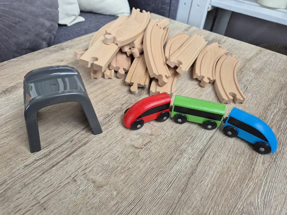 Holzeisenbahn-Set mit buntem Zug & Zubehör