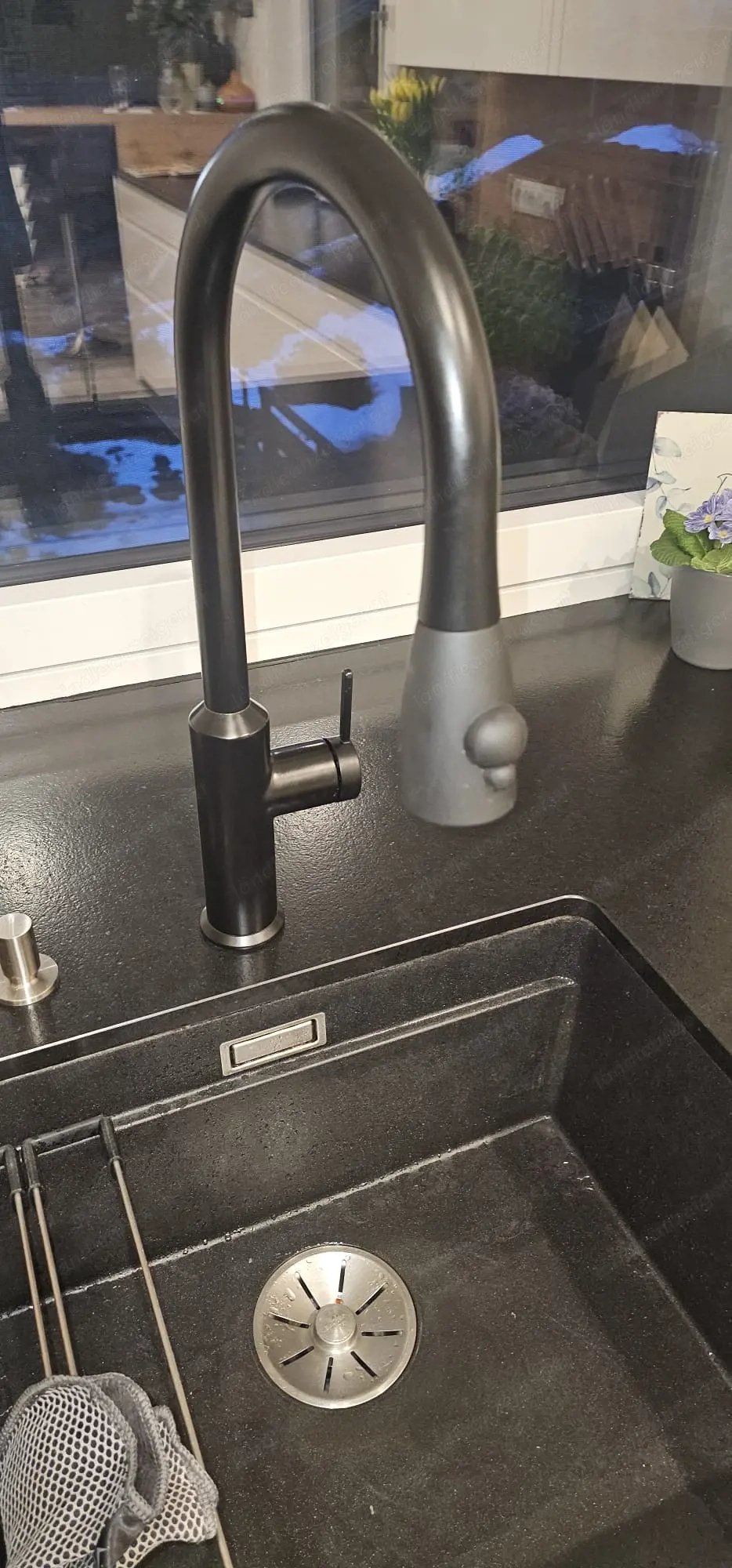 Wasserhahn in schwarz, mit Auszug