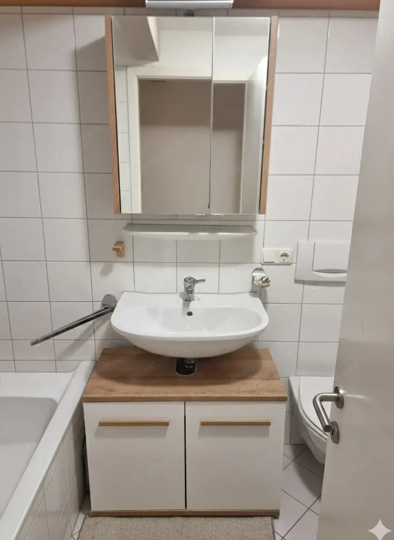 Modernes Bad-Set: Spiegelschrank m. LED & Unterschrank