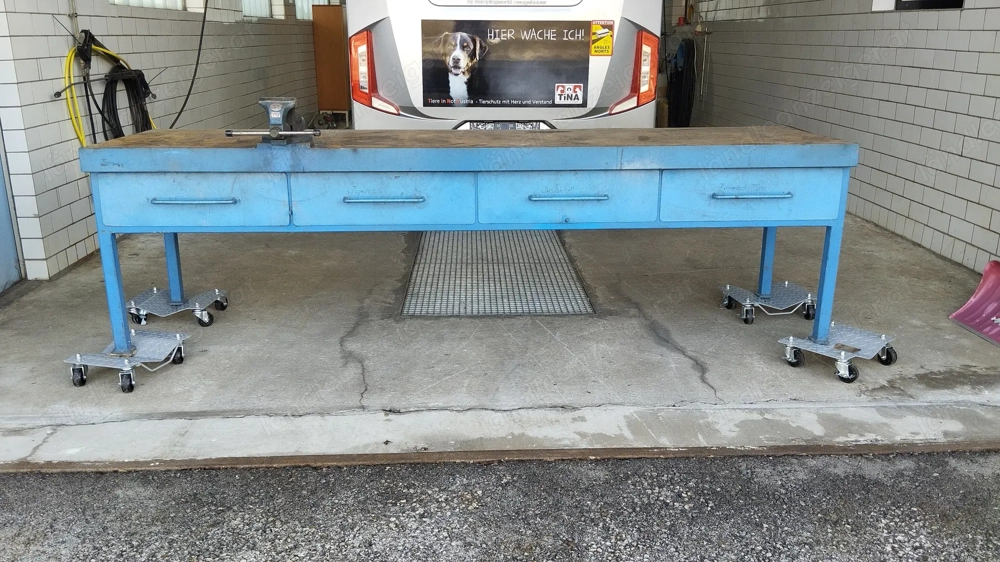 Werkbank mit Schraubstock