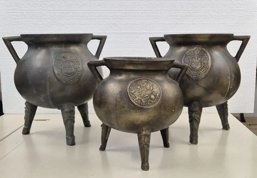 Antikes 3er-Set Prunk-Kessel (Grapen)   Massiv Bronze Messing mit Adelswappen