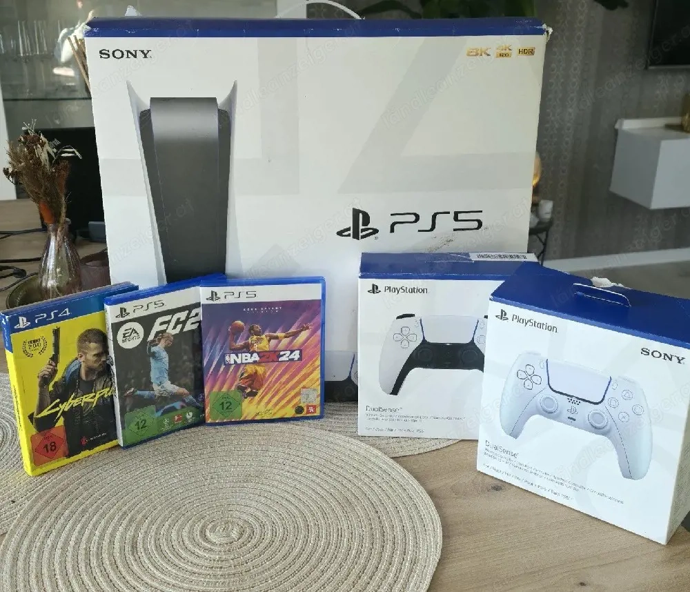Sony PlayStation 5 DualSense mit Controllern und Spielen