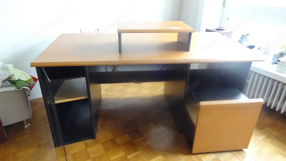 Schreibtisch mit kleinem Aufsatz