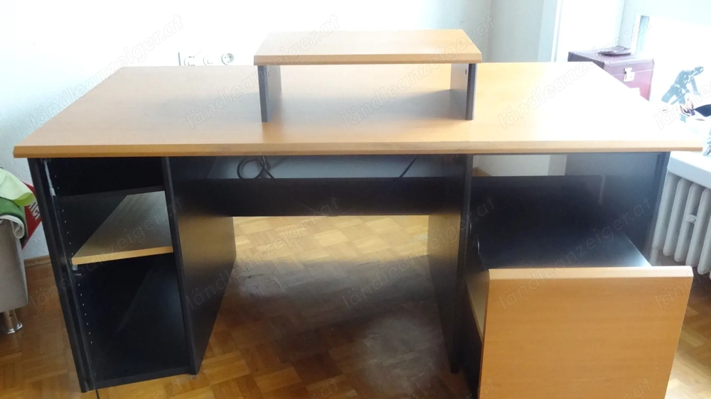 Schreibtisch mit kleinem Aufsatz und Bürodrehstuhl