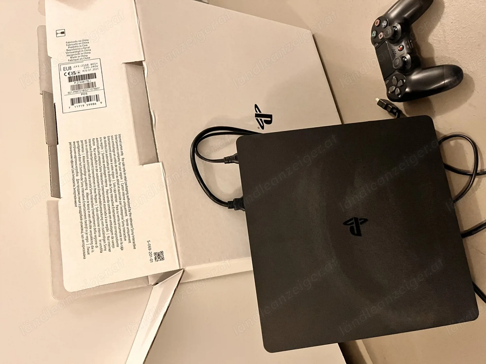 PlayStation PS4 mit Controller und HDMI Kabel