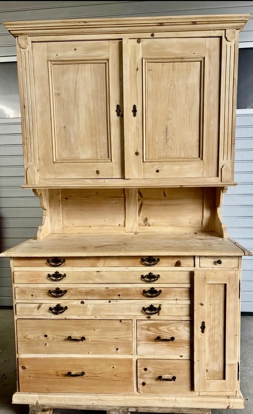 Sehr schöner antiker Buffetschrank 