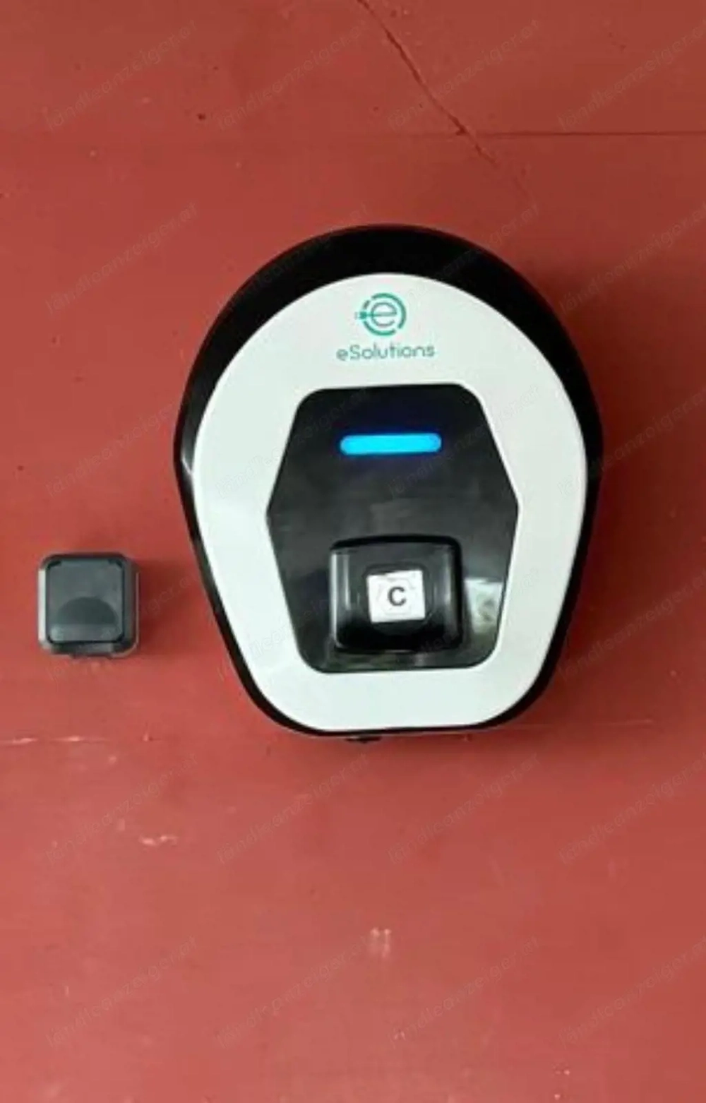 ePro Wallbox von Free2Move eSolution mit Ladekabel gelb CCS Typ 2