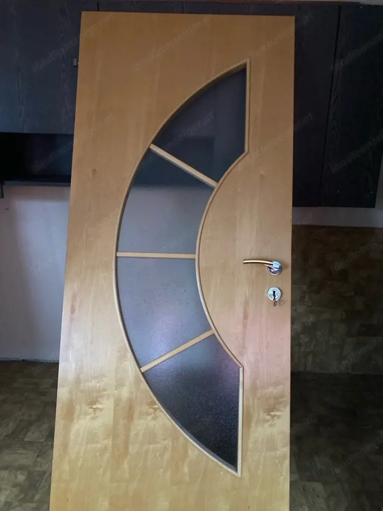 Tür mit Glasfenster