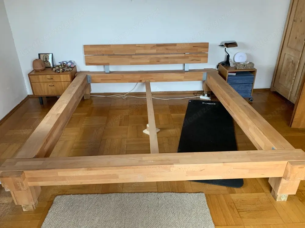 Vollholz Balkenbett B 180cm, inkl. Nachtkästchen