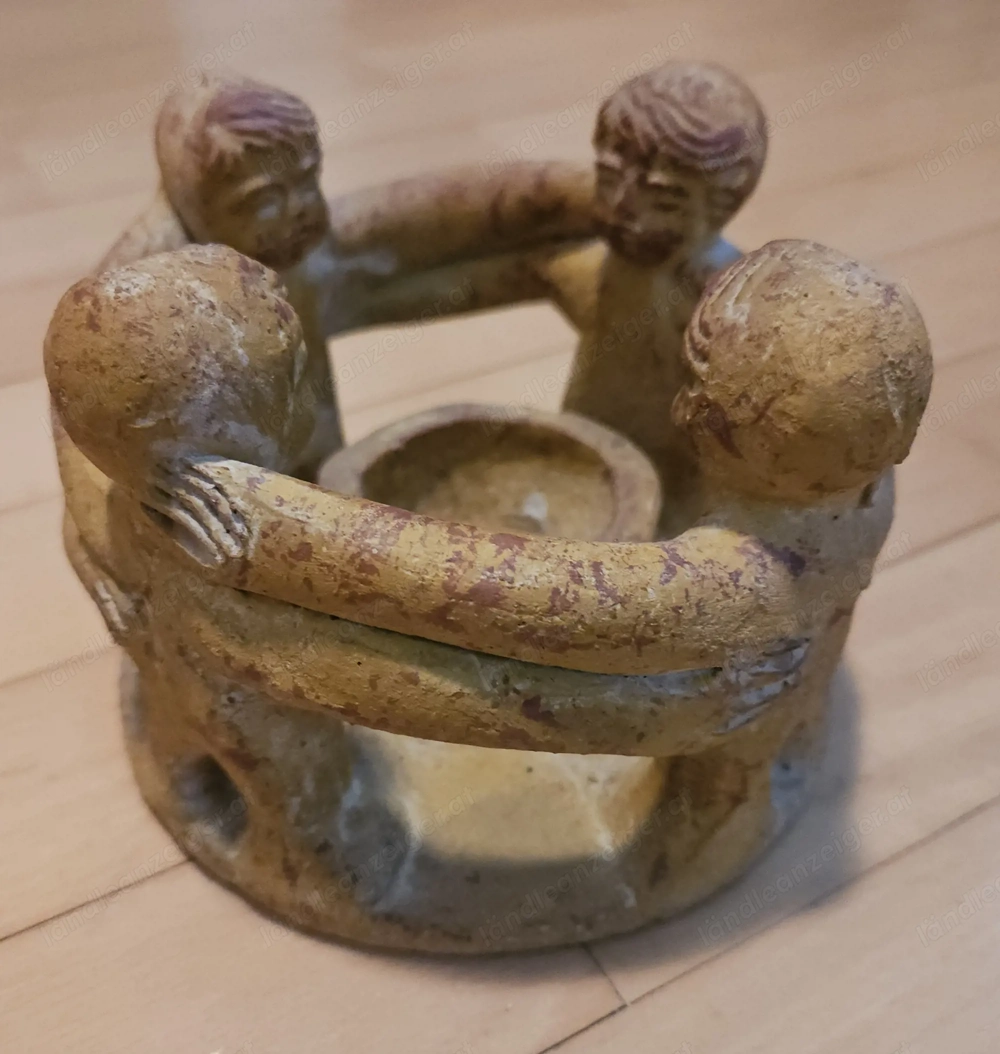Freundeskreis aus Terrakotta - Symbol für Freundschaft & Zusammenhalt