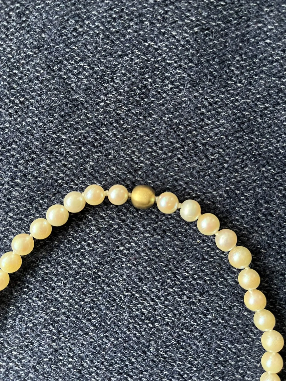 Wunderschöne, gebrauchte Perlenkette. Vergoldeter Verschluss. 