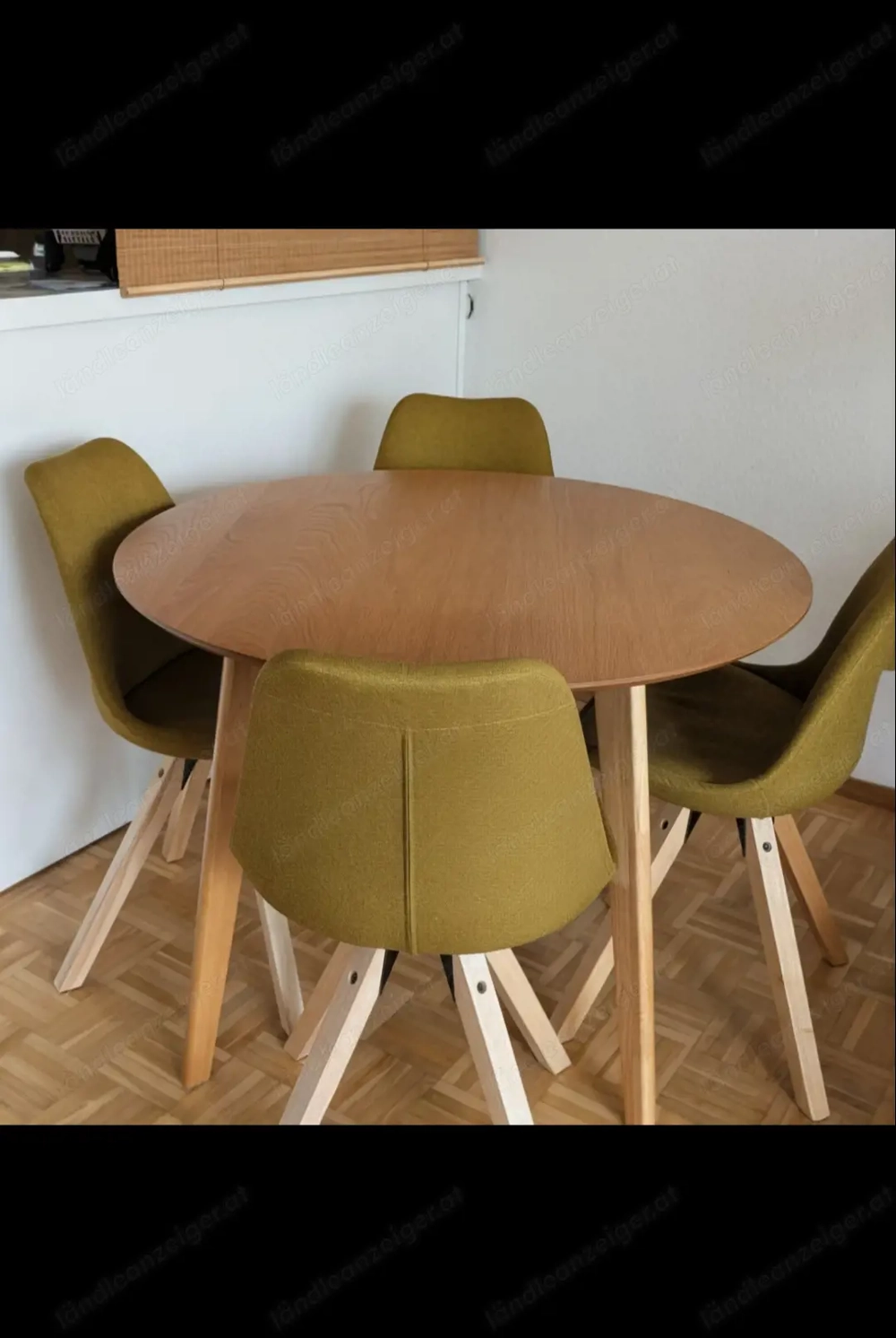 Tisch aus Eiche mit 4 Stühlen aus Gummibaum massiv