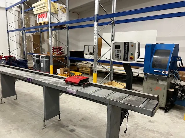 Metallkreissäge mit Rollenbahn, und einstellbarem Anschlag;