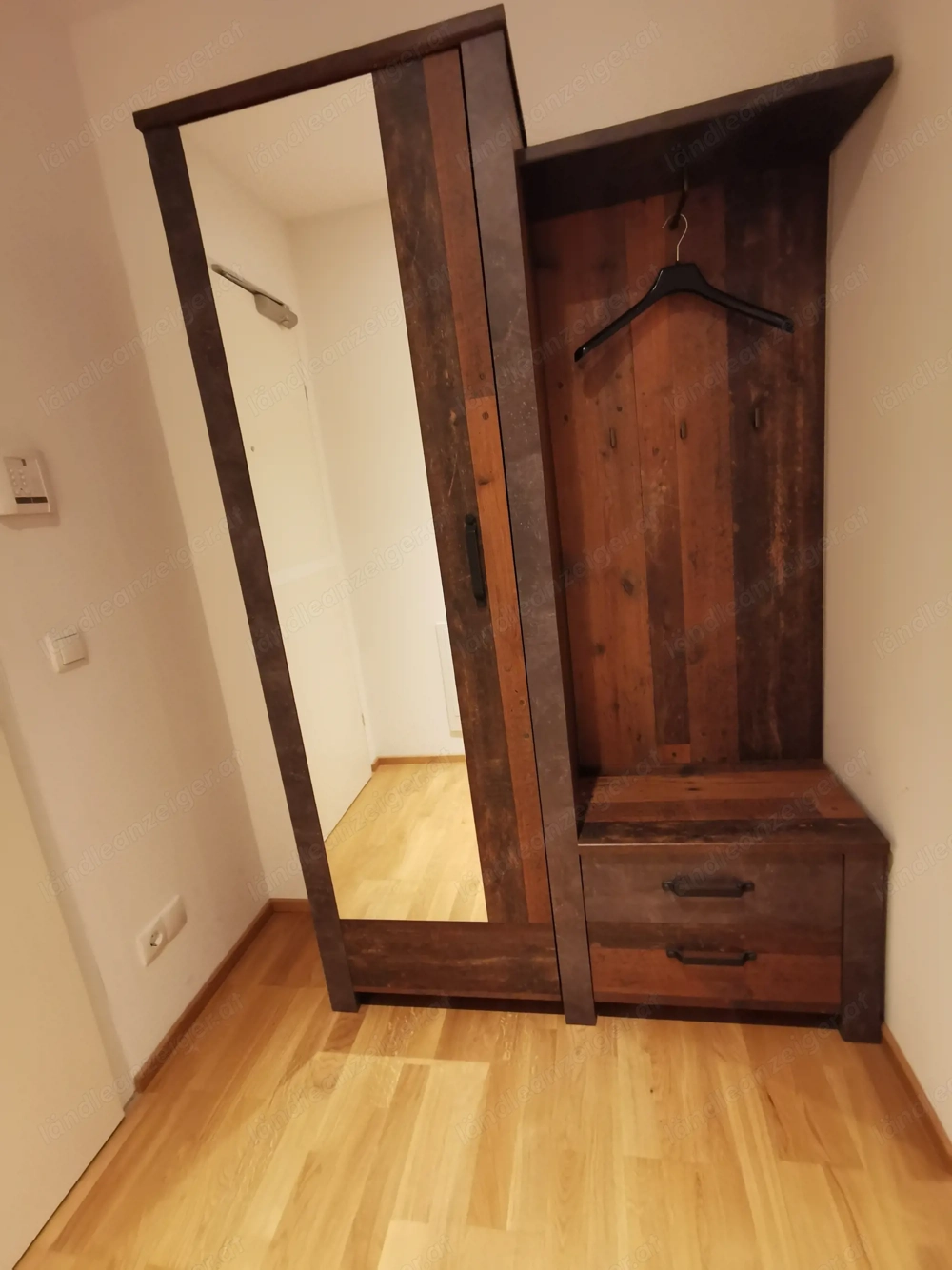 Garderobenschrank mit Spiegel