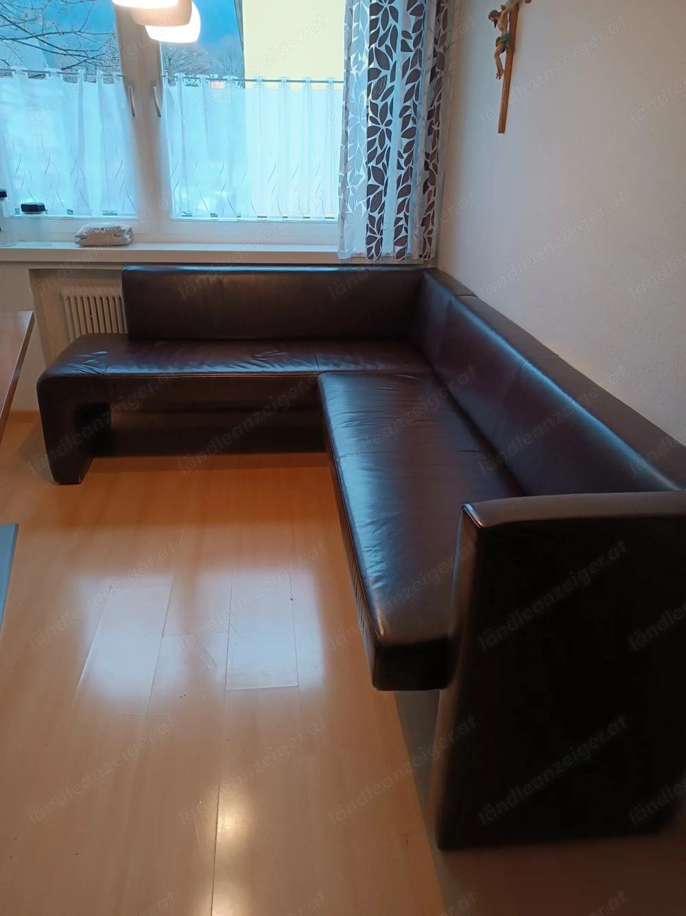 Eckbank mit Tisch und 2 Stühlen