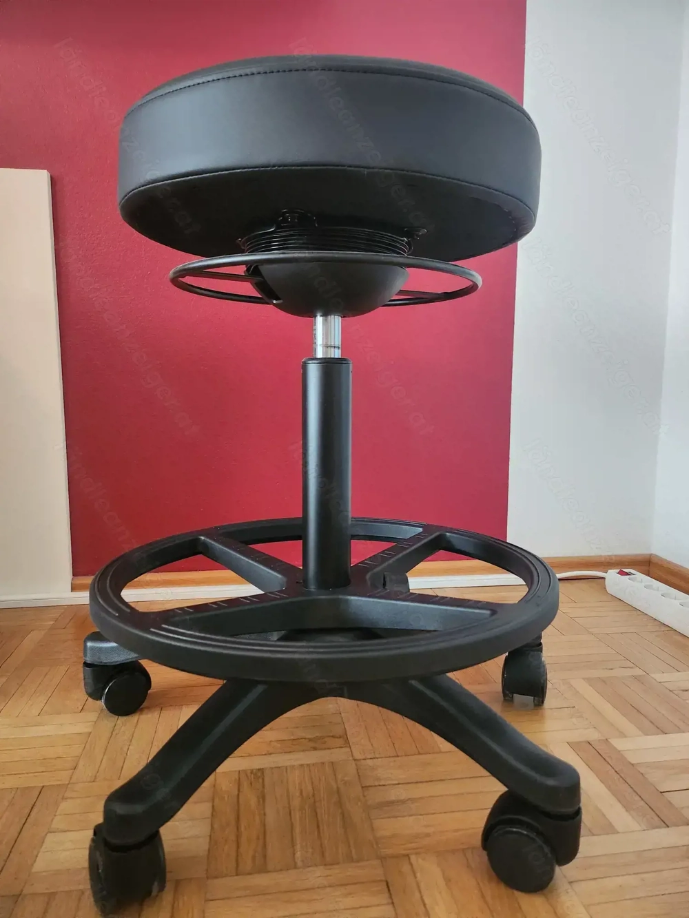 Neuwertiger Drehhocker - 60 cm bis 81 cm höhenverstellbar - runde Fußstütze