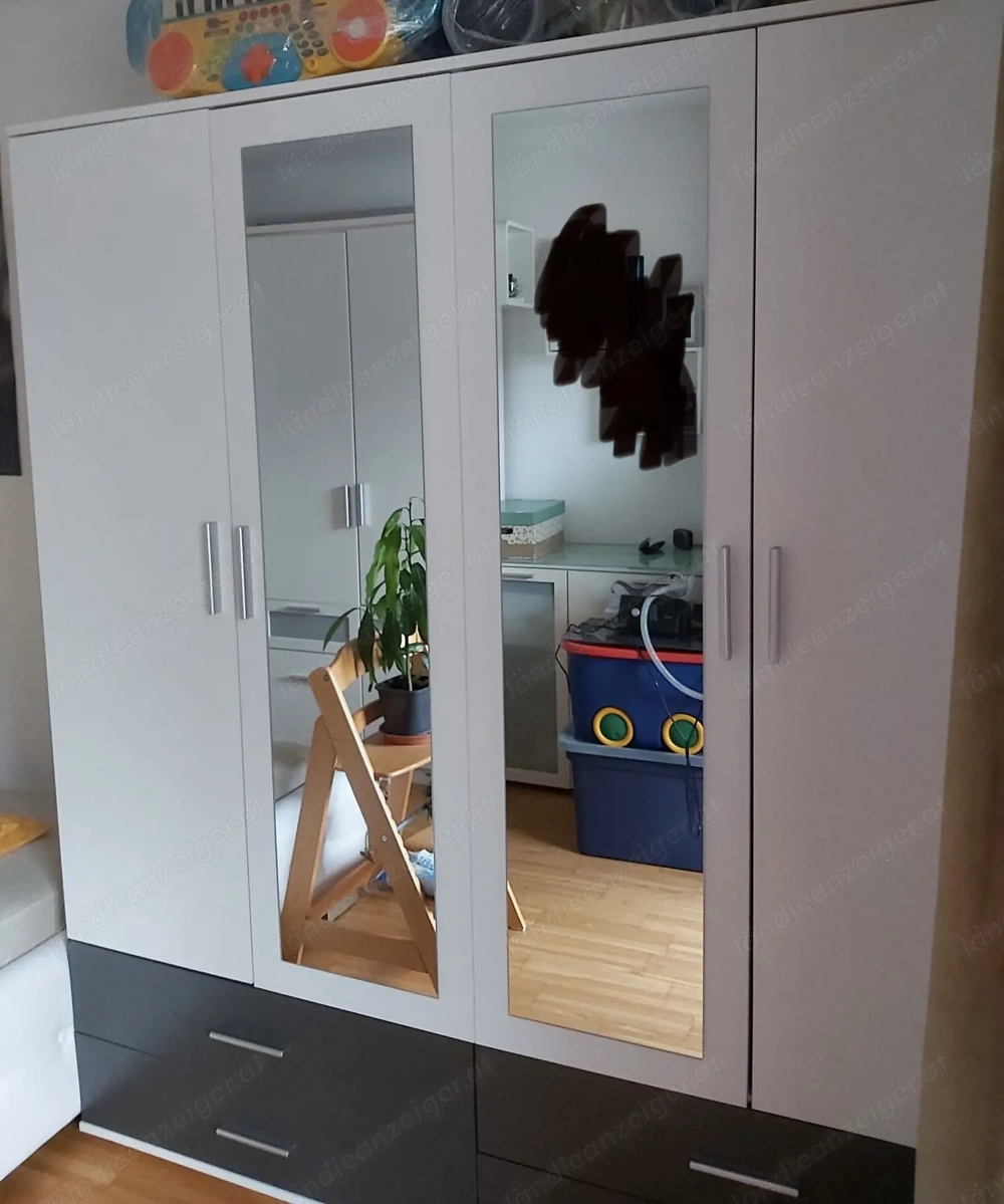 Kleiderschrank mit Spiegel zu verschenken 