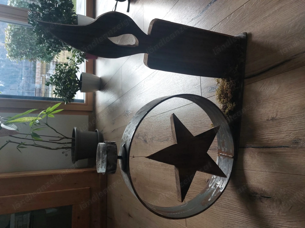 Weihnachtsdekoration aus Holz und Metall