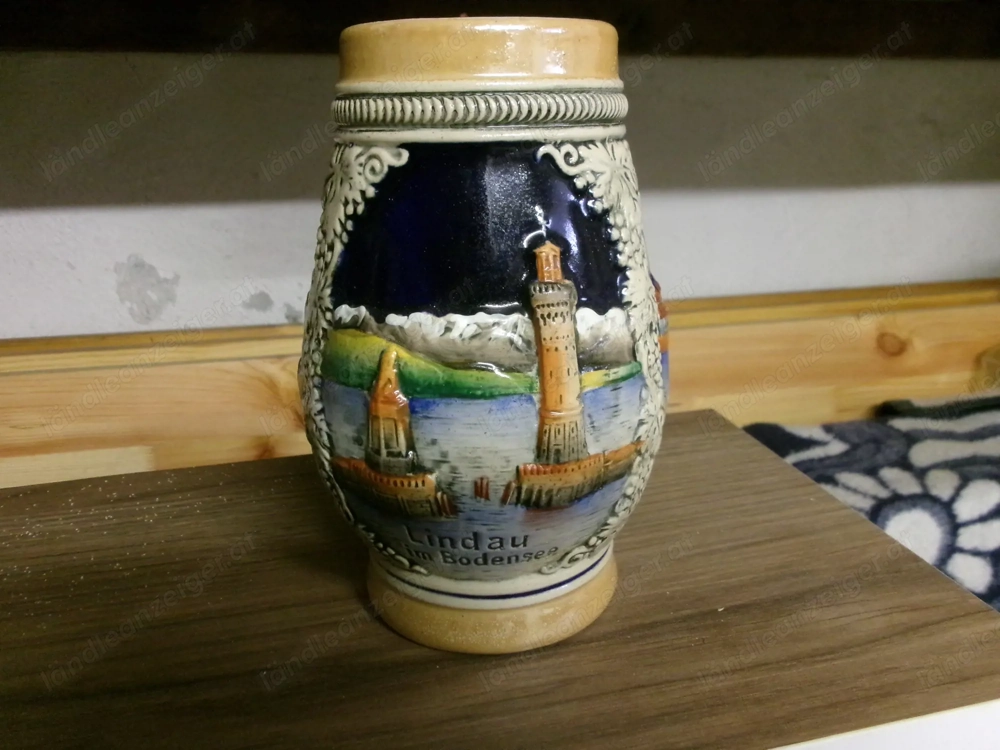 Bierkrüge aus Steingut und Zinn 