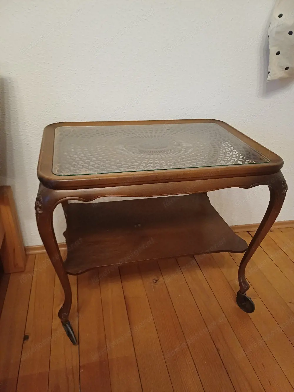 aktikes Tischchen auf Rollen