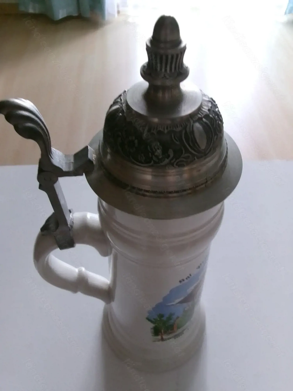 Bierkrüge aus Steingut und Zinn