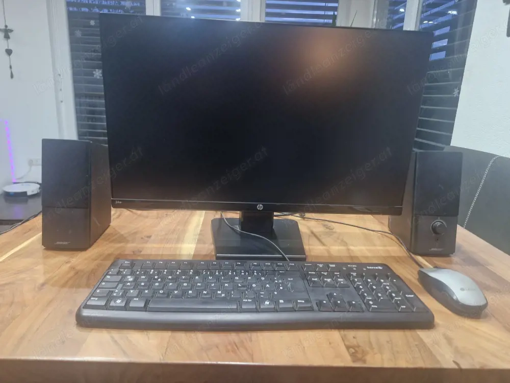 Computer mit Bildschirm Tastatur Maus und Lautsprecher 