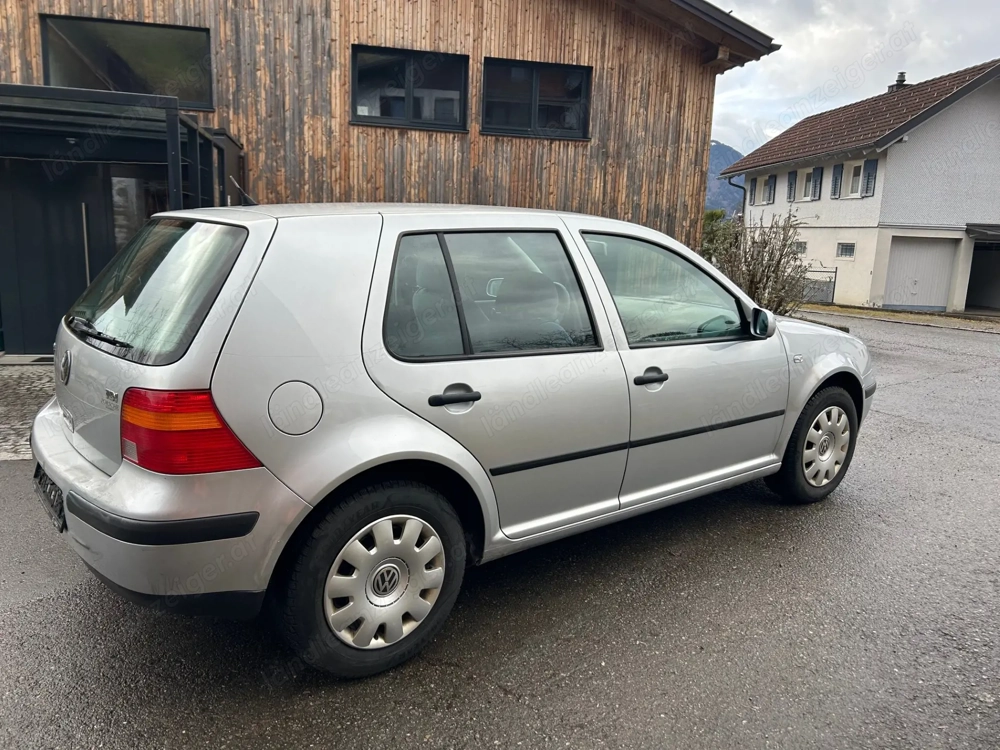VW Golf Silber metallic Baujahr 2001