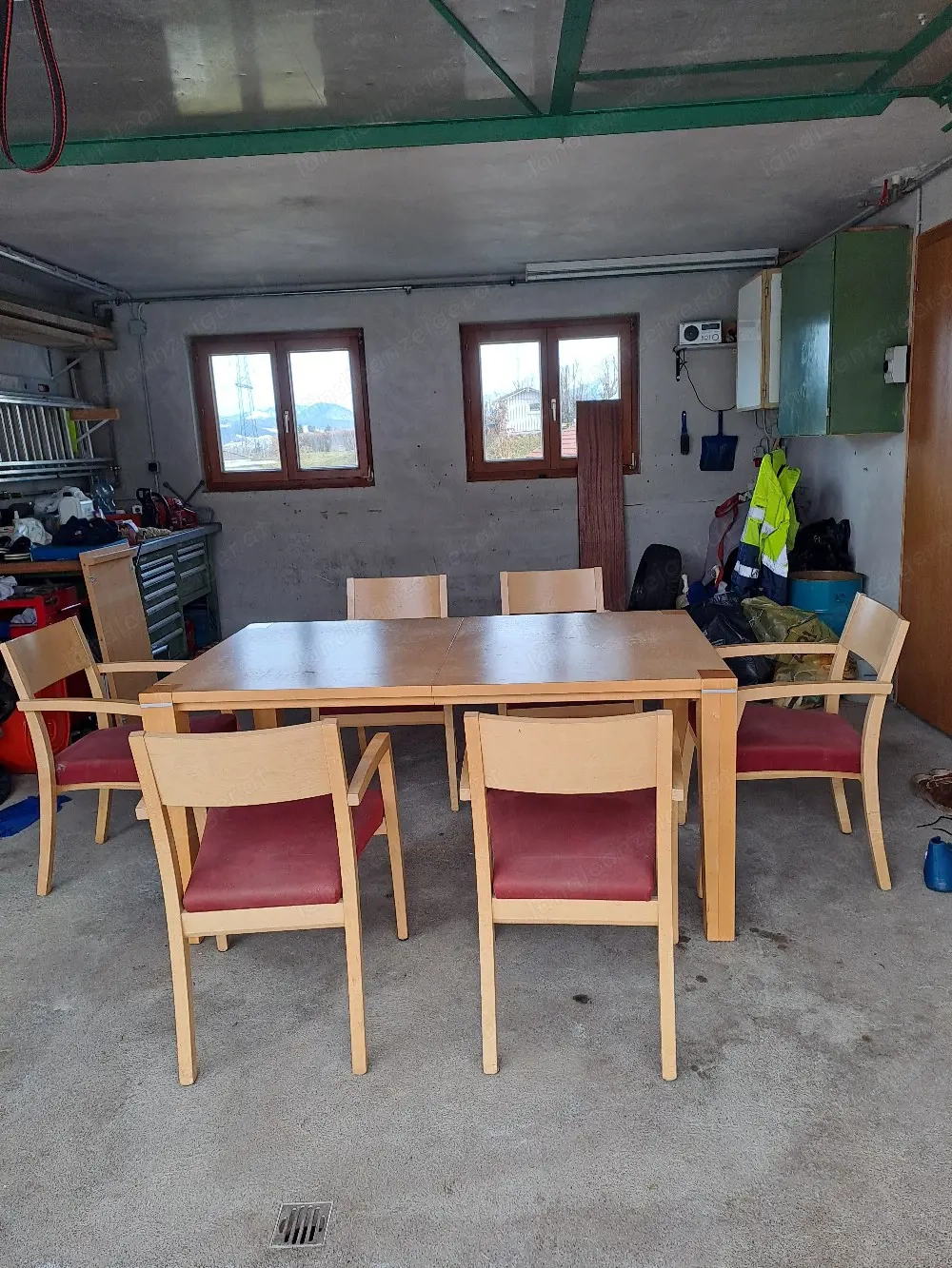 Tisch und Stühle