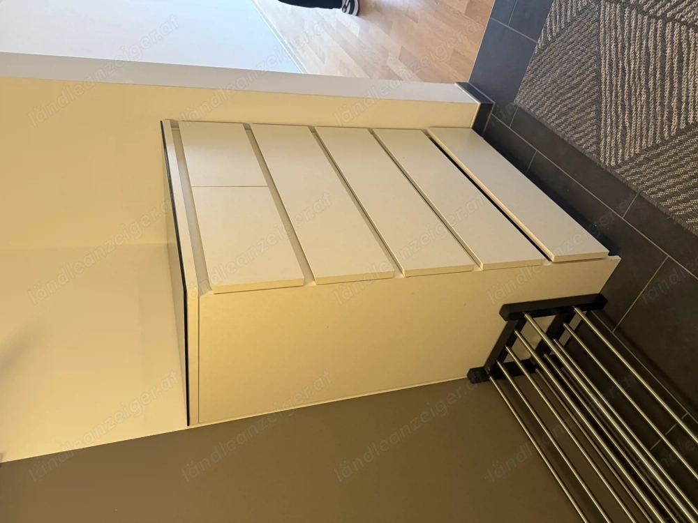 Regal mit Schubladen und verdunkeltem Glas