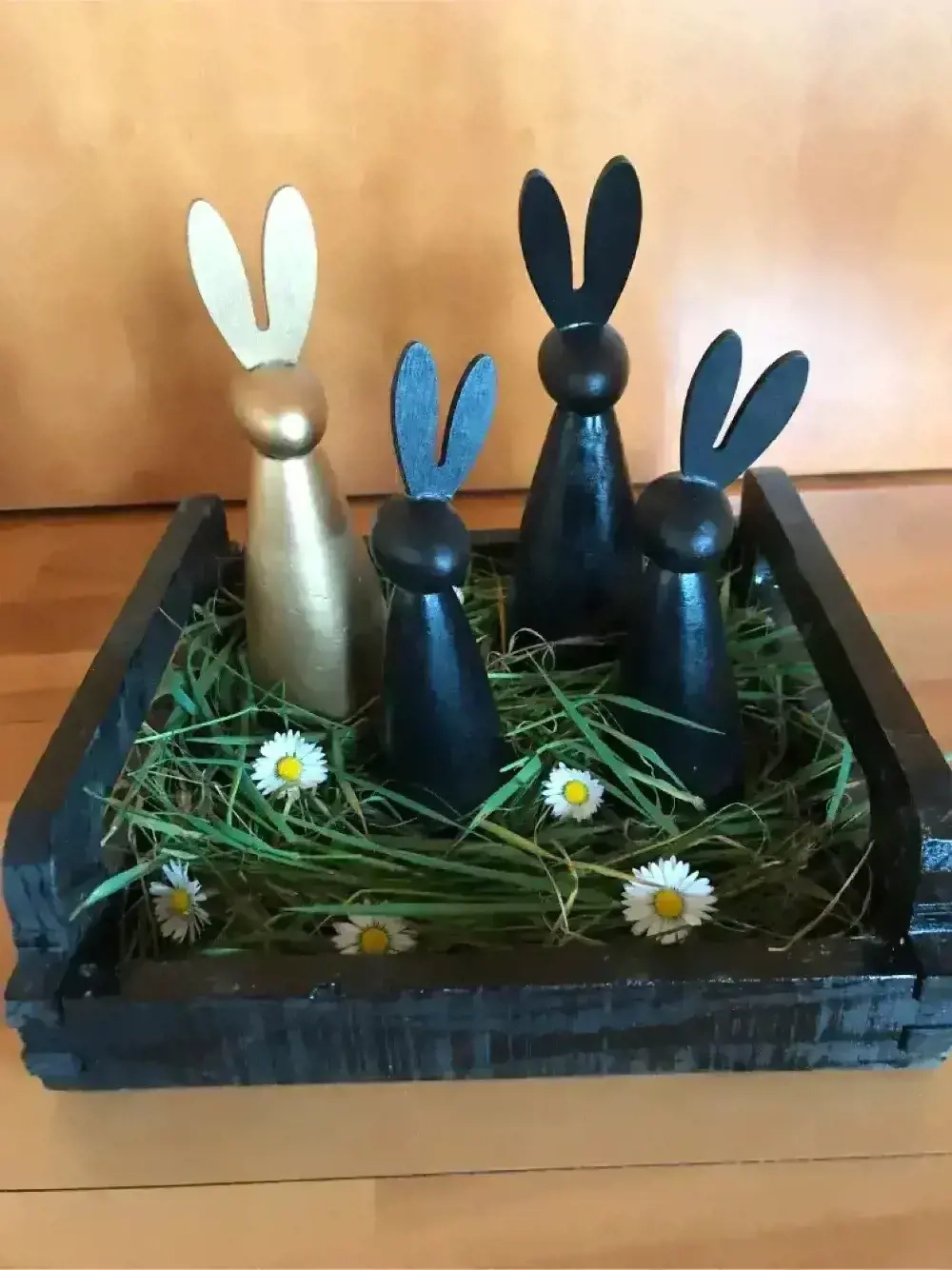 Hasenfamilie mit Holztablett