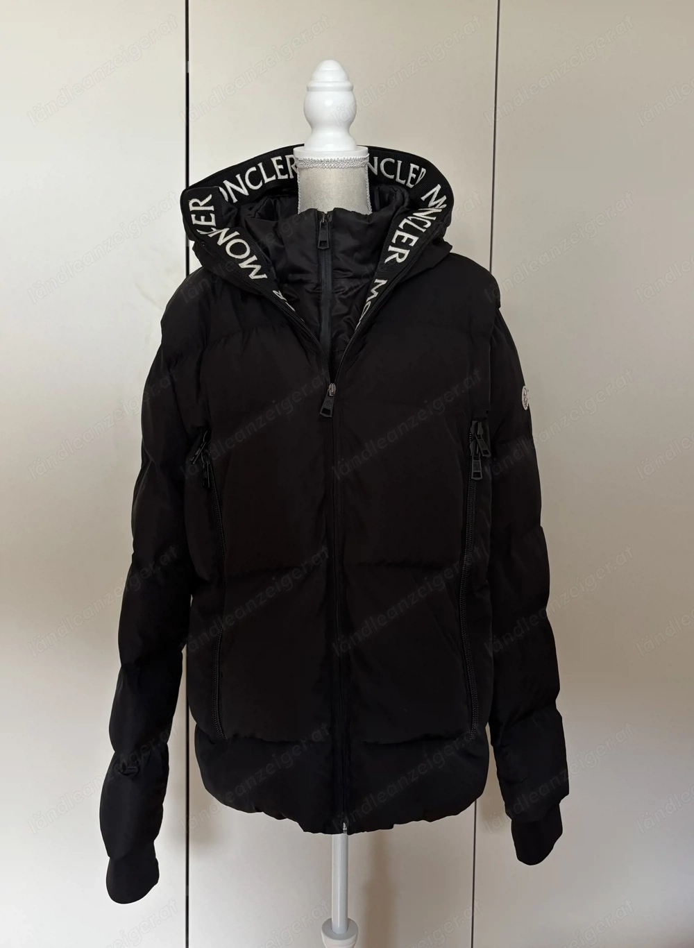 Schwarze Daunenjacke mit lässigen Details