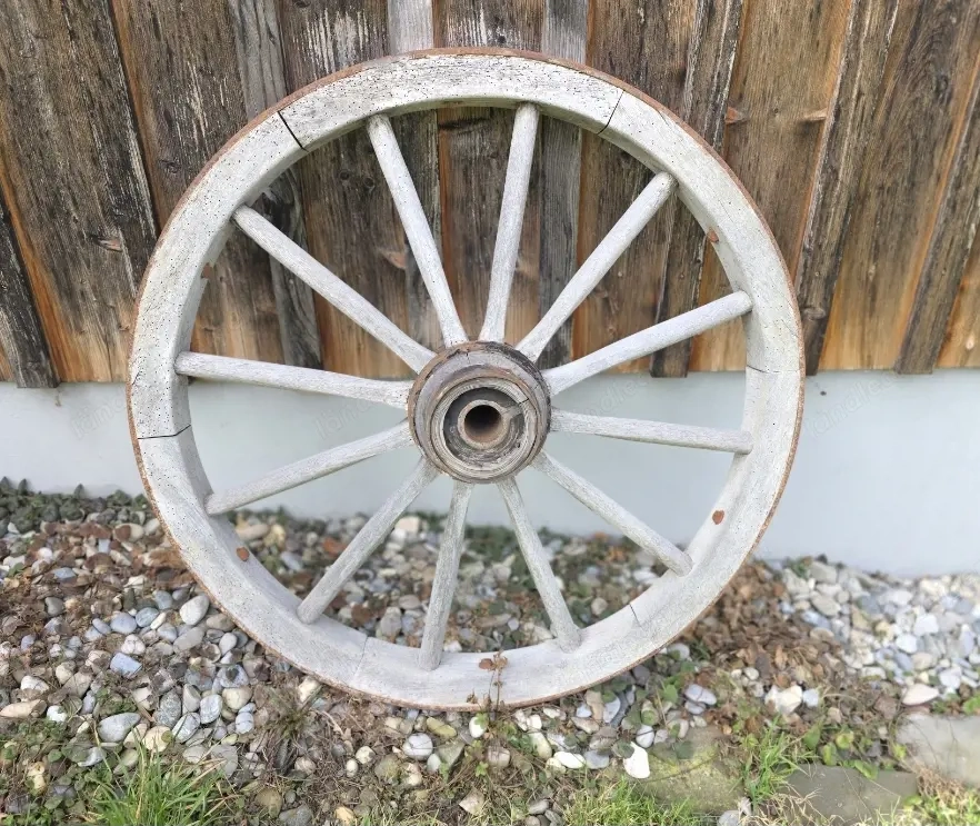Altes großes Wagenrad