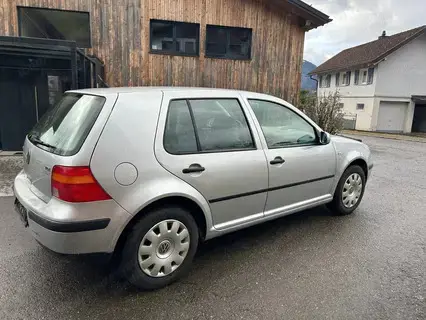 VW Golf Silber metallic Baujahr 2001