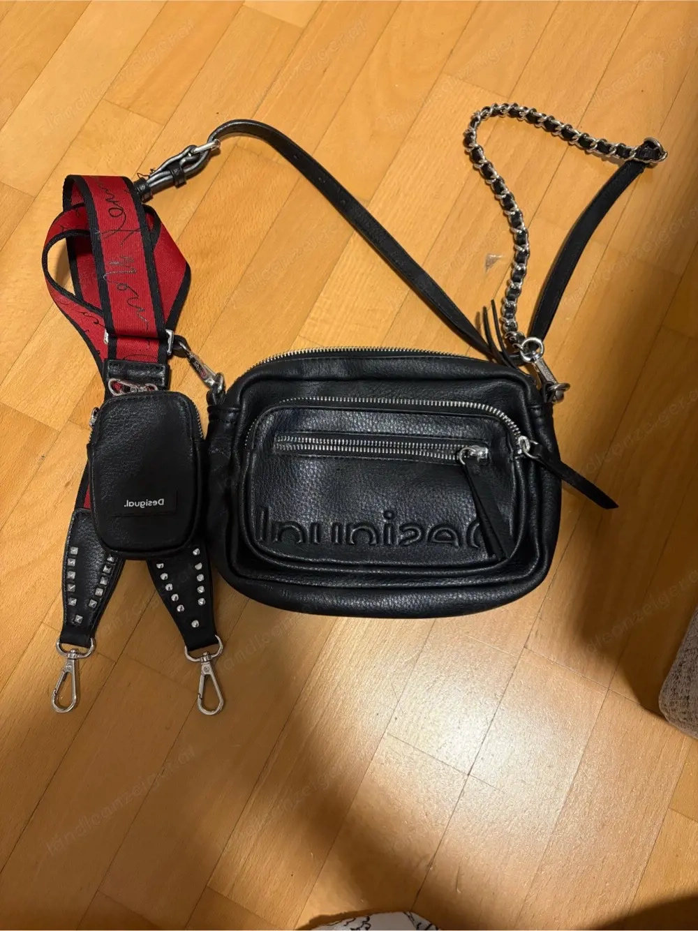 Tasche mit wechselbarem Gurt