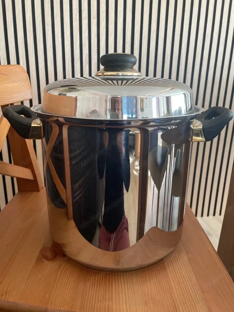 grosser Edelstahl-Kochtopf mit Deckel    26 cm