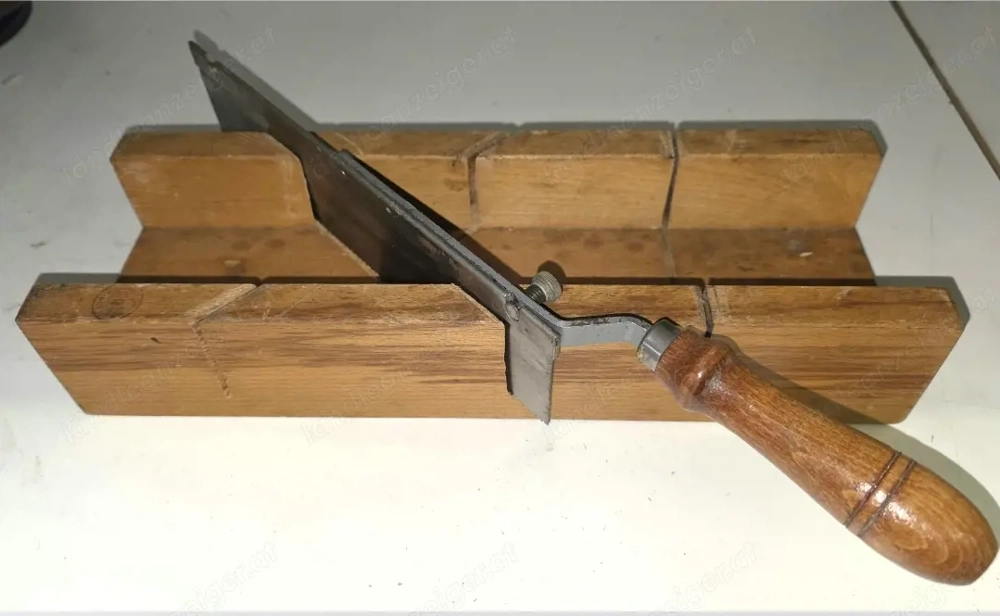 Gehrungslade mit einer dazugehörigen Feinsäge 