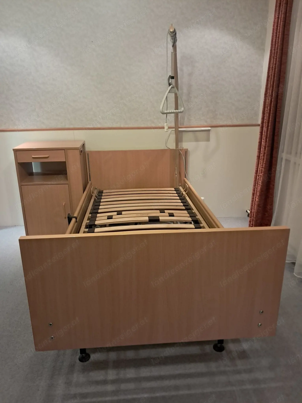 VHB elektr. Krankenbett mit Nachtkästchen