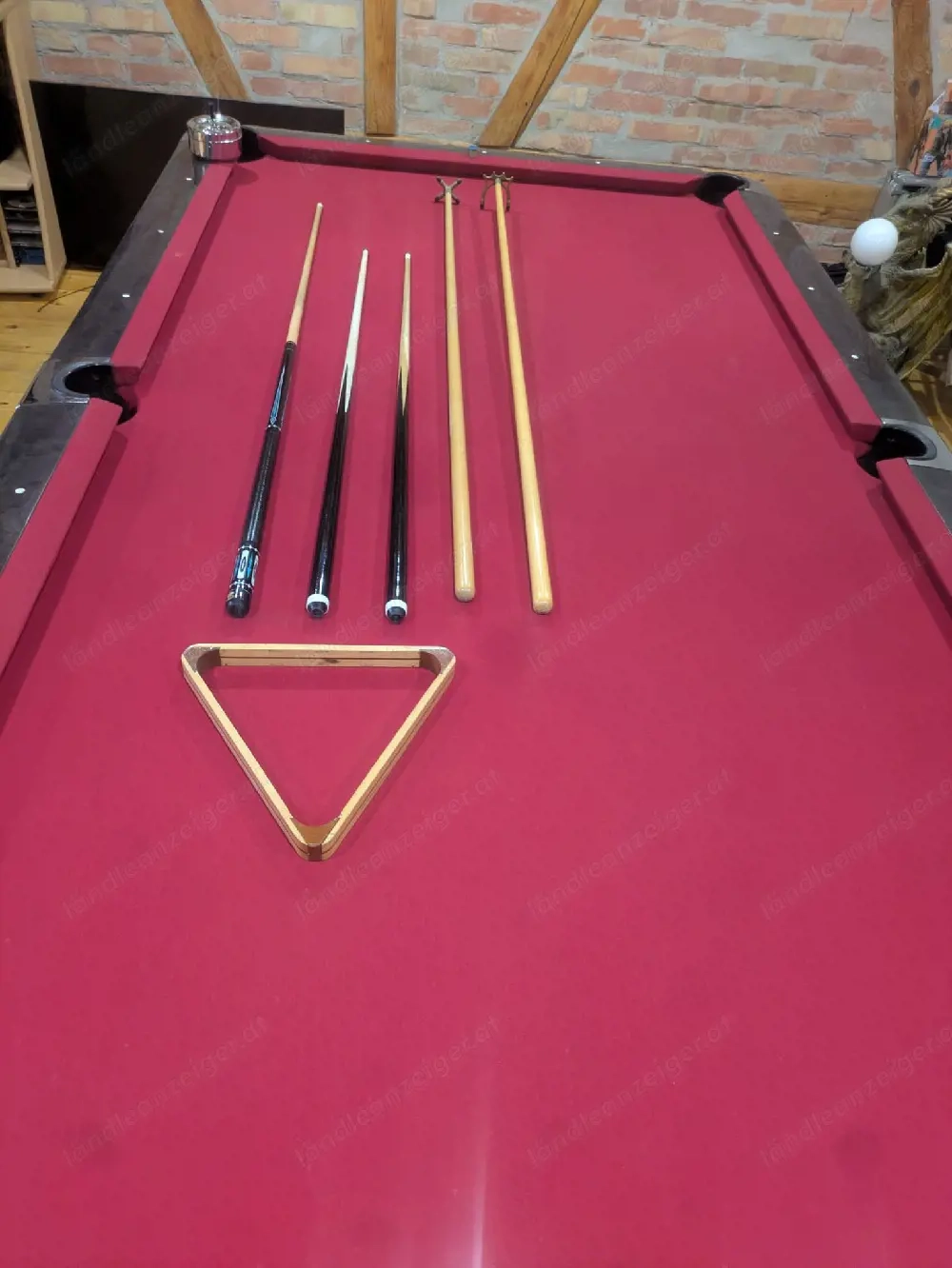 Billardtisch mit Qeueus
