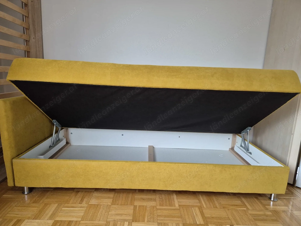 Senfgelbe Schlafcouch mit Bettunterkasten