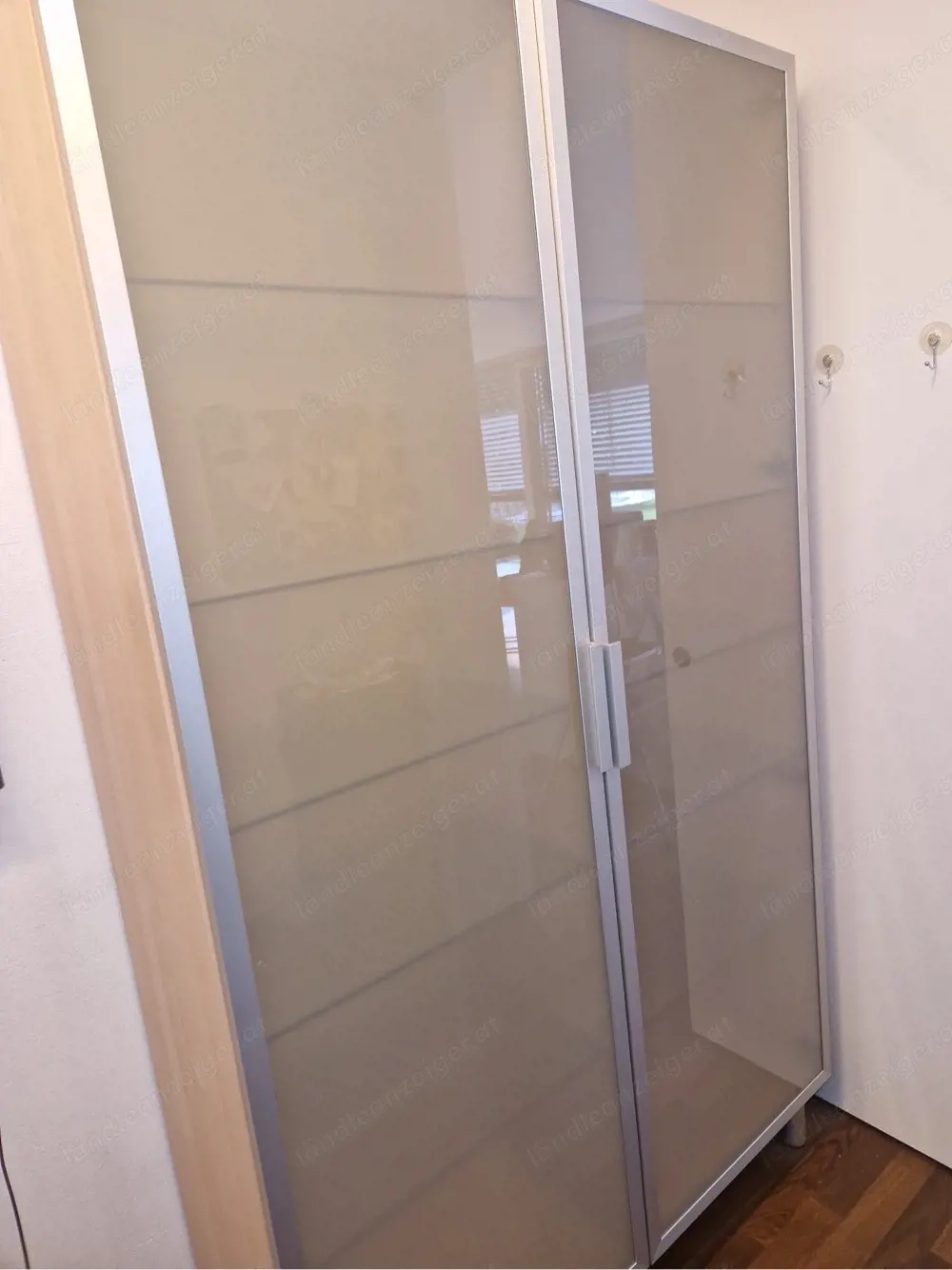 Schrank mit Glastüren