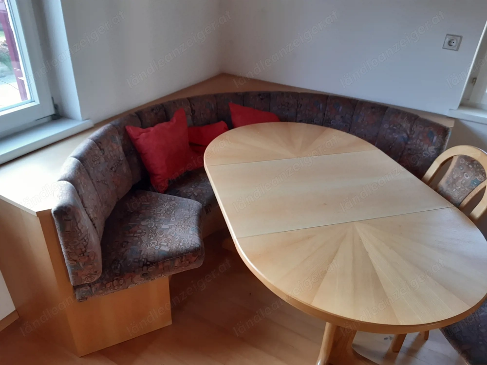 Eckbank mit Tisch und Stühlen