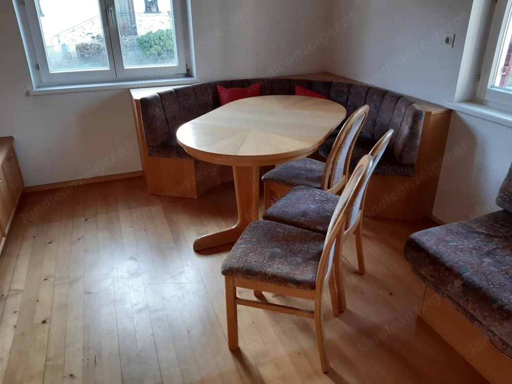 Eckbank mit Tisch und Stühlen