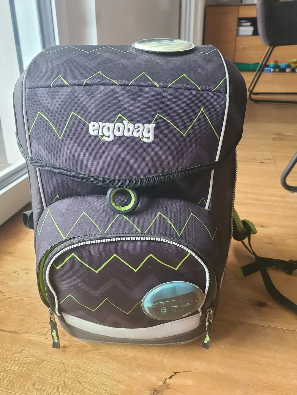 Ergobag Cubo schwarz mit grünen Zacken 
