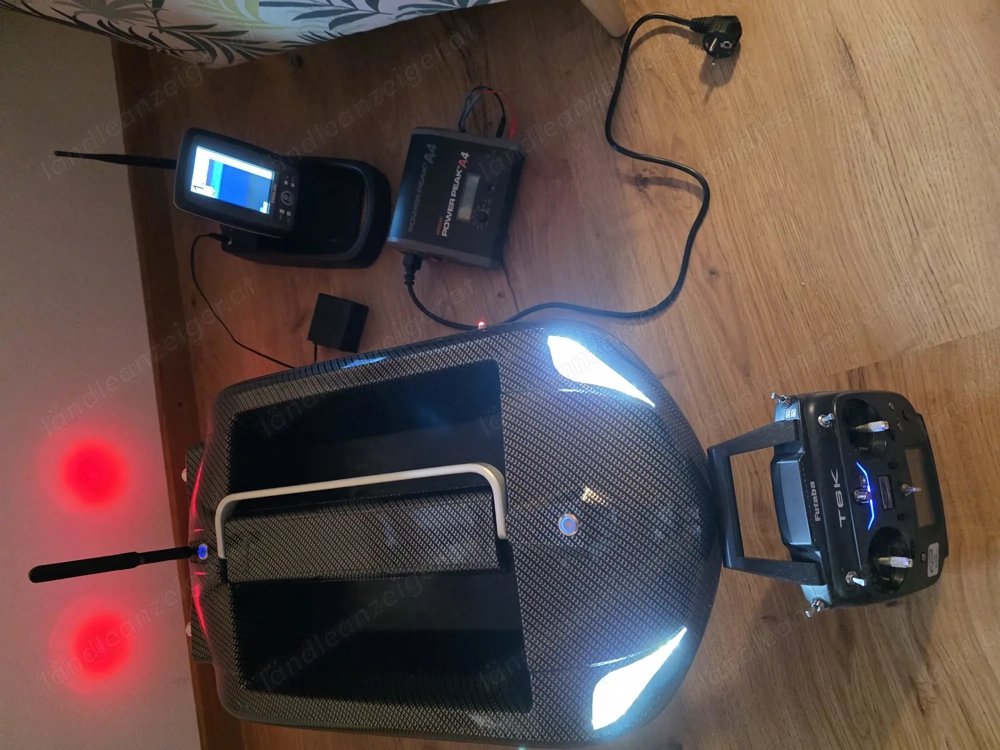 RT4 Futterboot Brushless Motoren mit TF500 Toslon Echolot