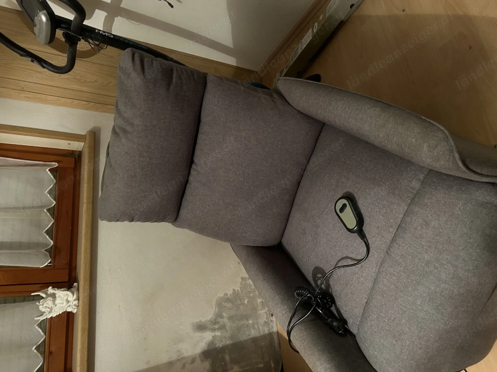 Fernsehsessel elektrisch verstellbar, mit Aufstehhilfe