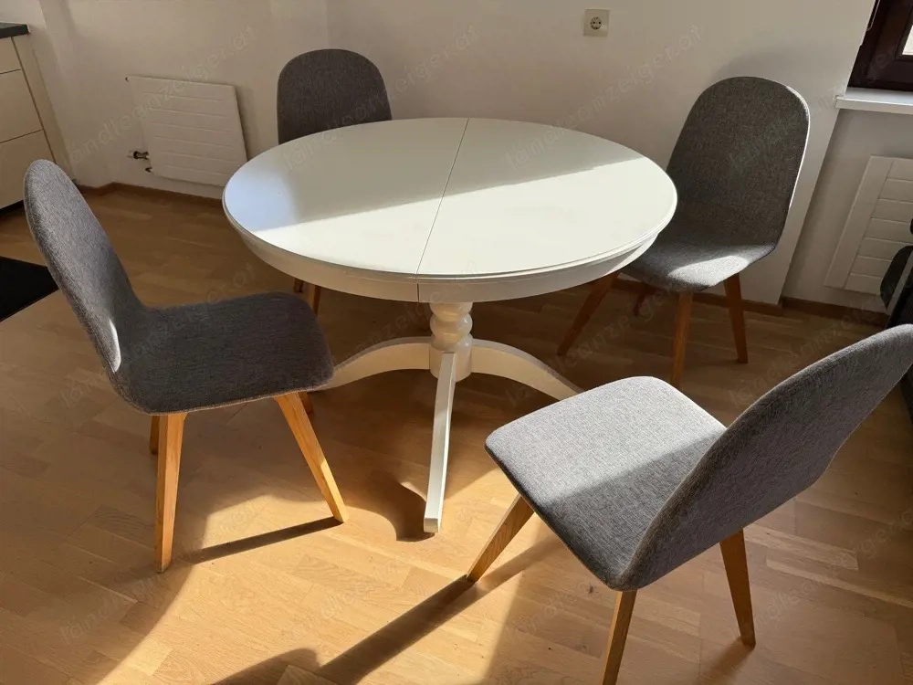 Ausziehbarer Tisch und Stühle
