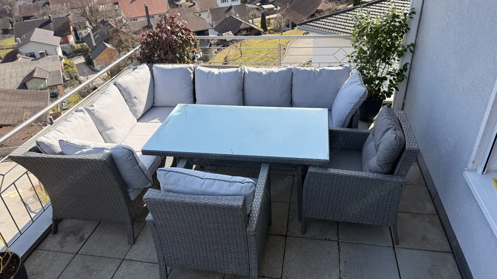 Loungegarnitur variabel aufstellbar mit Tisch und zwei Sesseln 