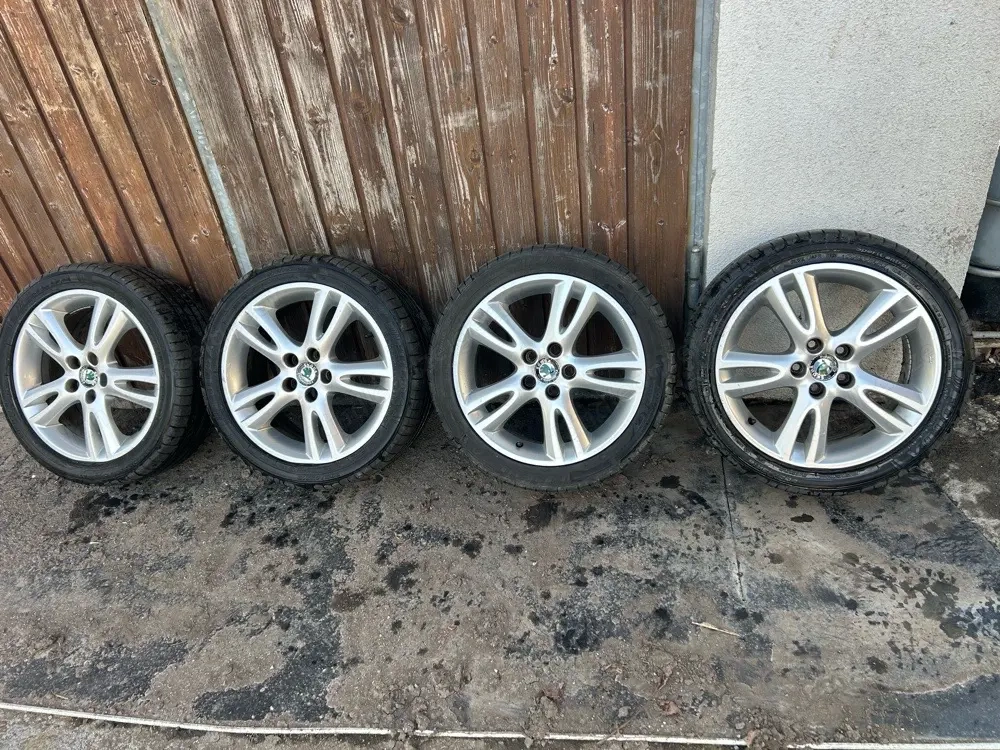 Alufelgen mit Sommerreifen