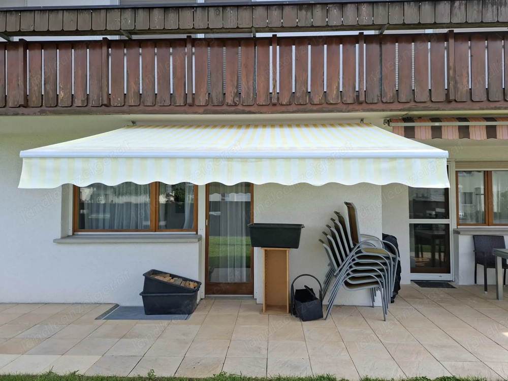 gelb - weiß gestreifte Markise