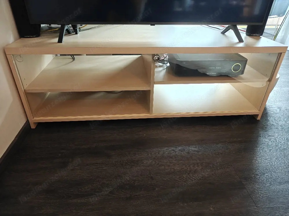 Fernsehboard und Vitrine 